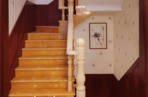 南郊中式别墅室内汉白玉石楼梯的定制安装装饰效果